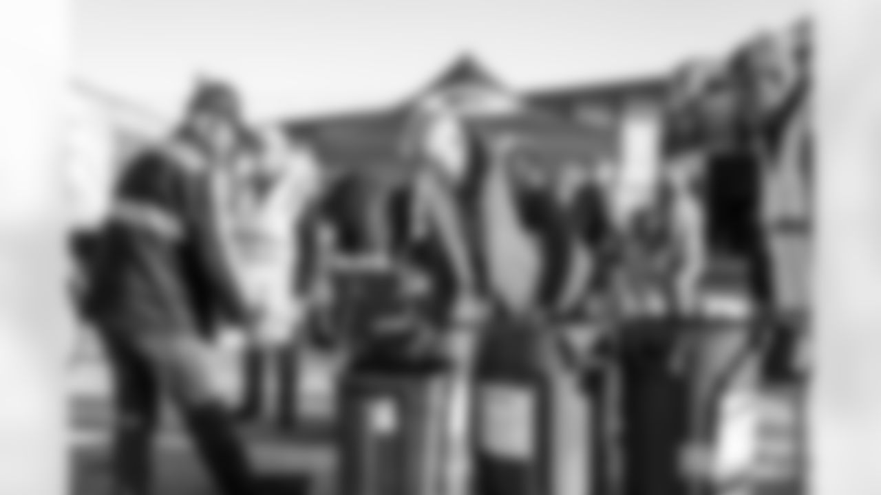 251028_Touchdowns for Hunger Food Drive_MM_0336