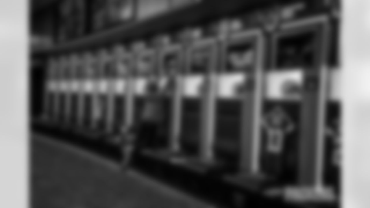 251110-packers-eagles-locker-bobber-023