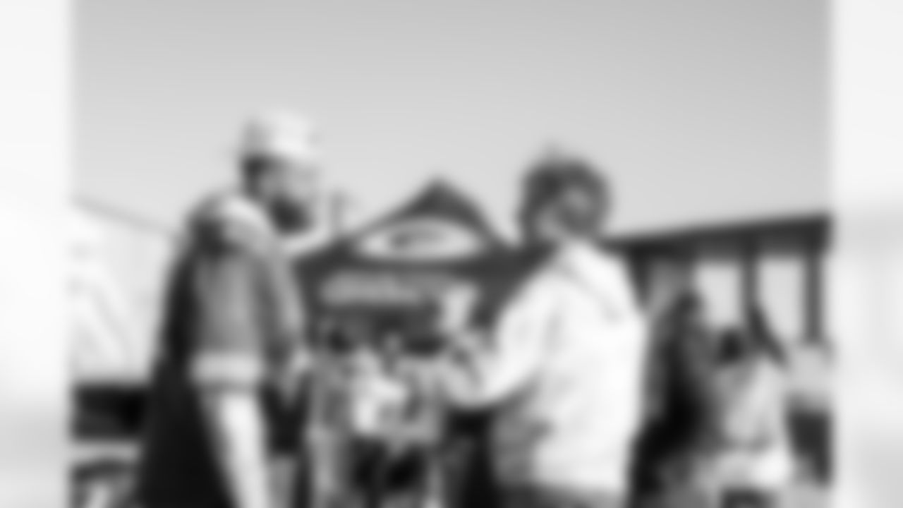 251028_Touchdowns for Hunger Food Drive_MM_0503