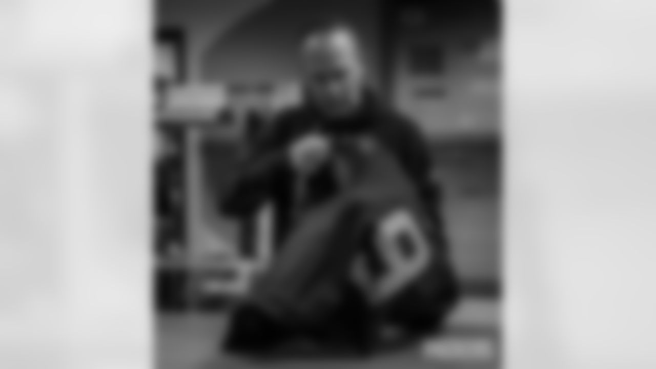 251102-packers-panthers-locker-bobber-034