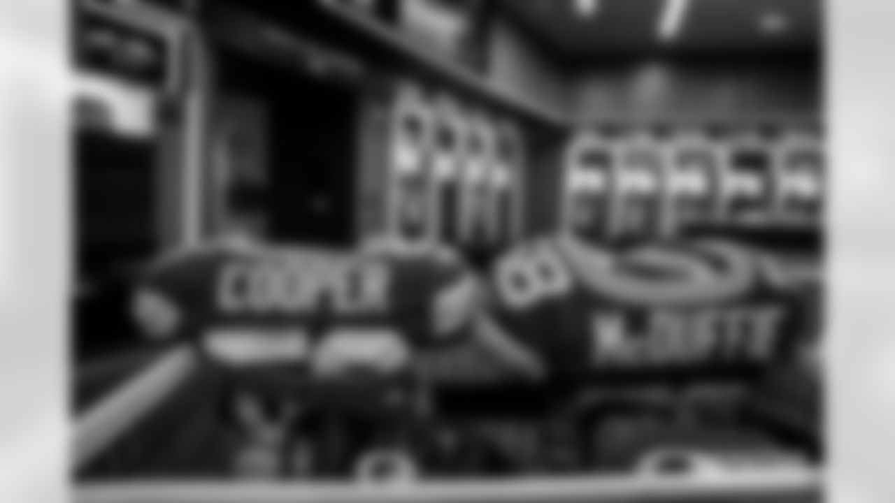 251110-packers-eagles-locker-bobber-024