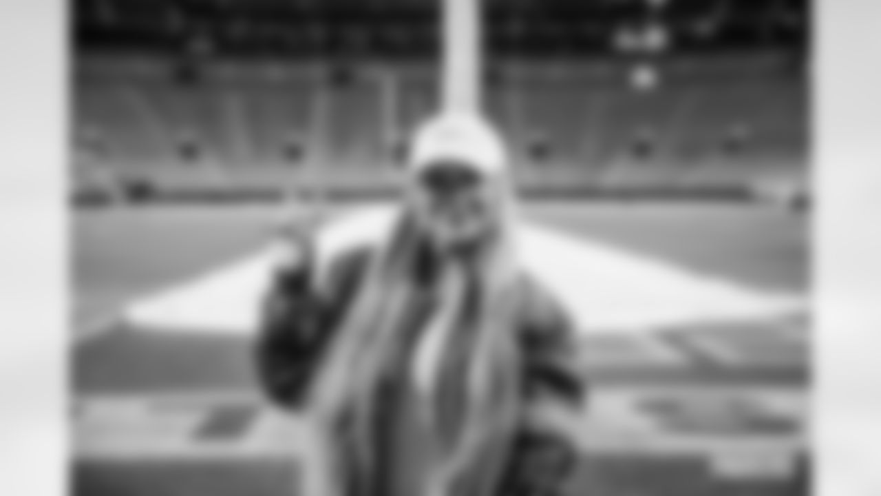 231202-liv-morgan-visit-hudy-WM-027