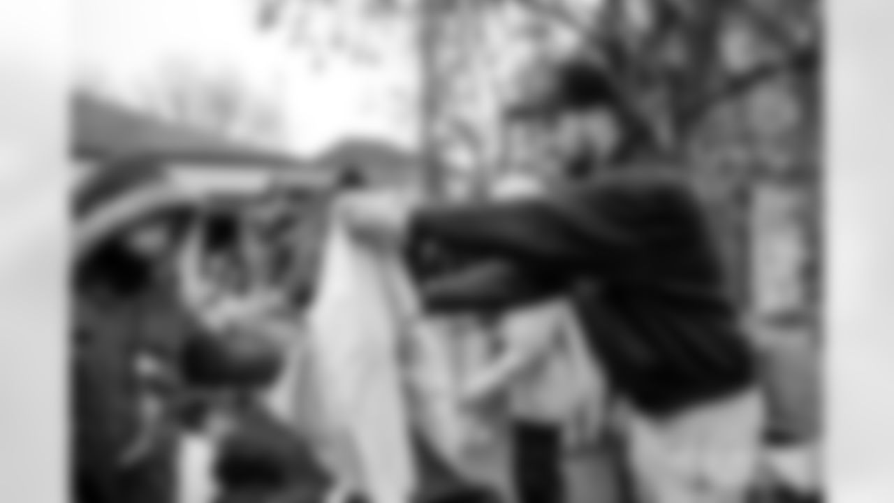 251118_Hands of Love coat drive_ES_00301