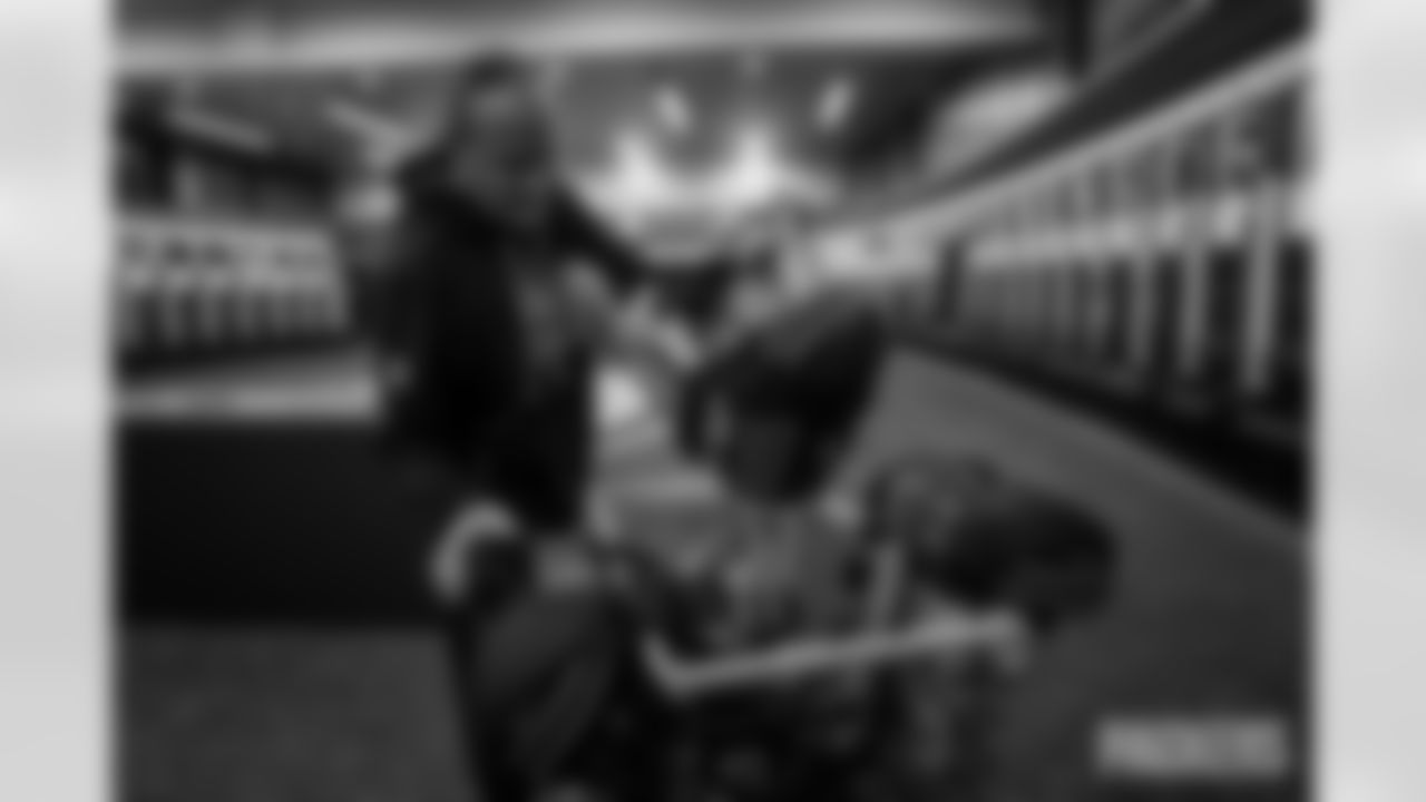 251102-packers-panthers-locker-bobber-031