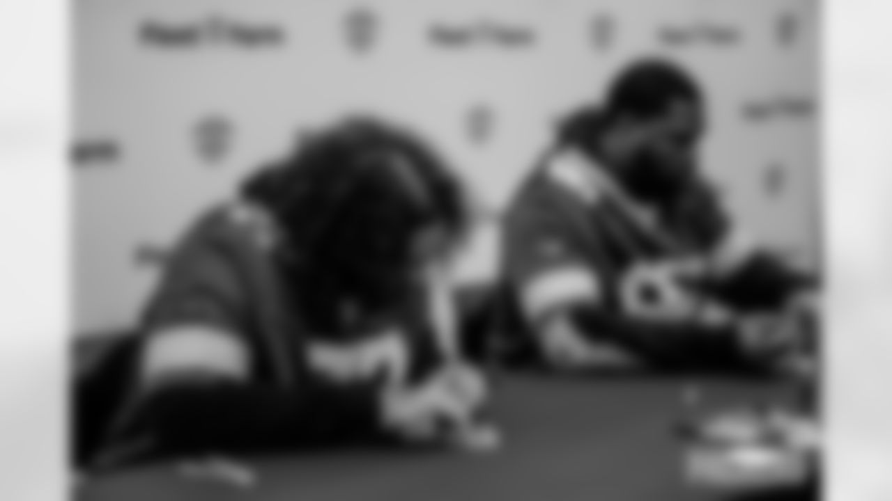 251117_Salvation Army autograph signing_ES_00013