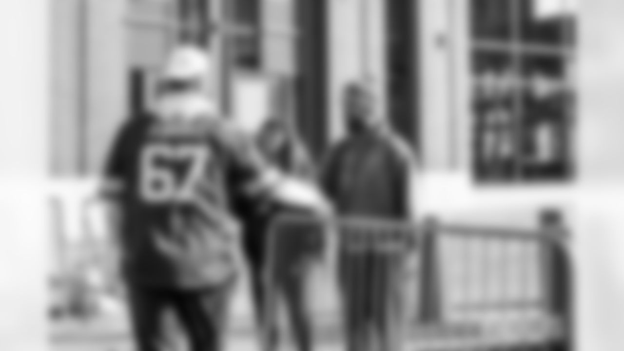 251028_Touchdowns for Hunger Food Drive_MM_0394