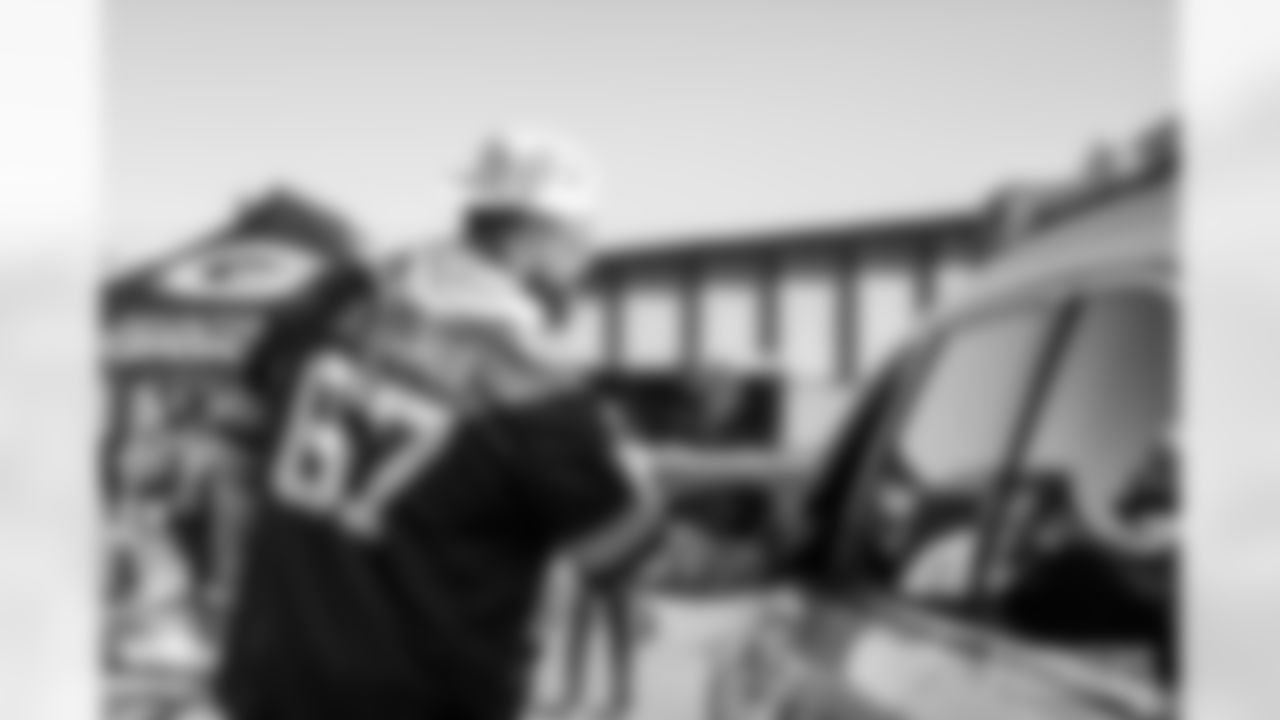 251028_Touchdowns for Hunger Food Drive_MM_0449