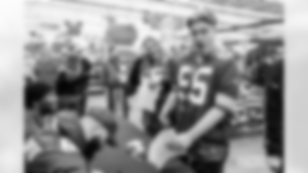 251117_Salvation Army autograph signing_ES_00032