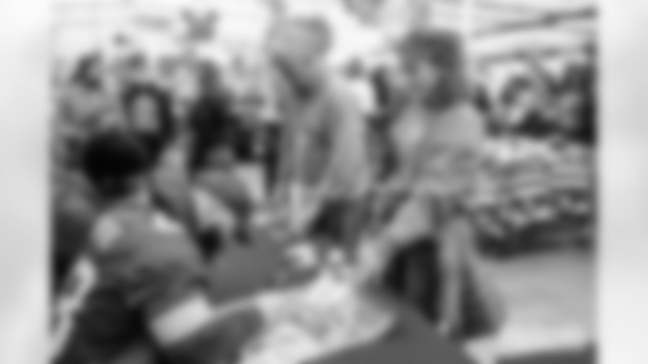 251117_Salvation Army autograph signing_ES_00031