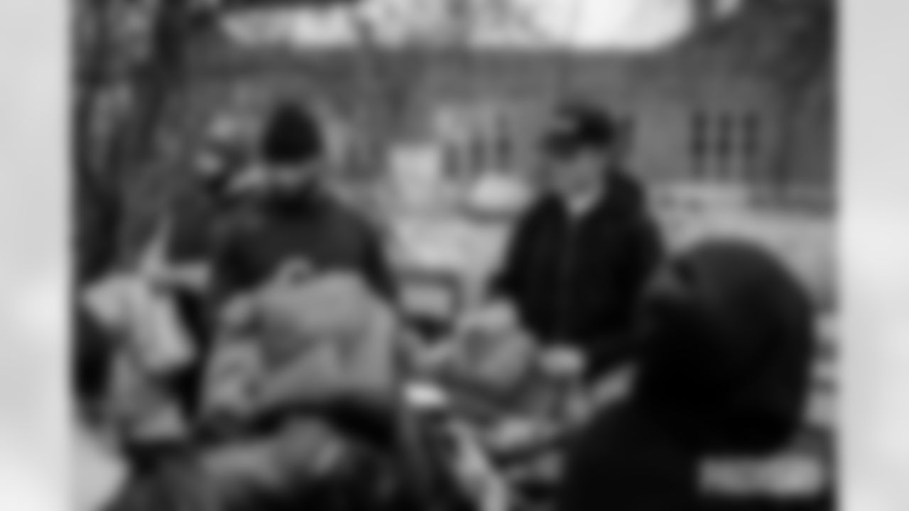 251118_Hands of Love coat drive_ES_00470