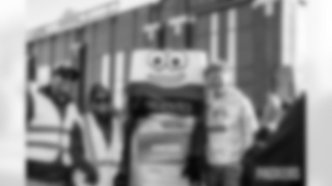 251028_Touchdowns for Hunger Food Drive_MM_0936