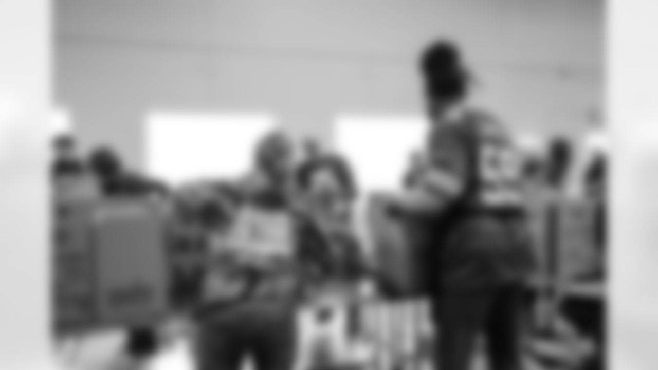 231031-ES-FoodDrive-45