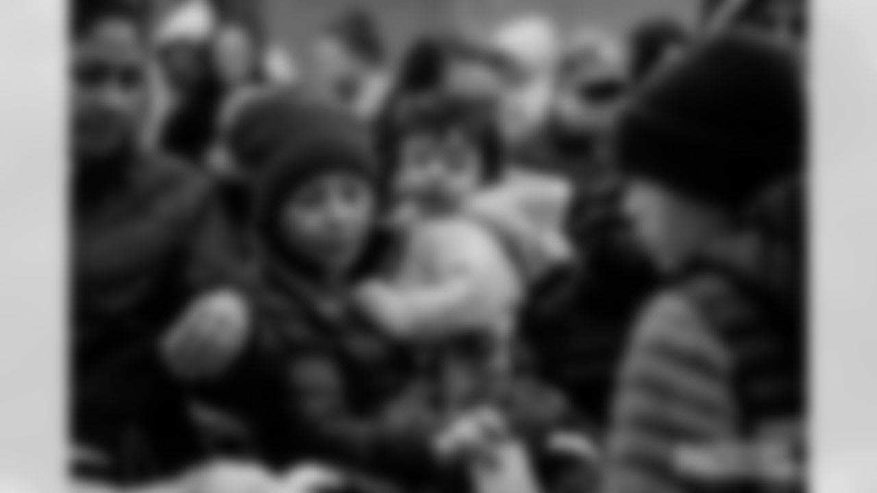 251118_Hands of Love coat drive_ES_01160