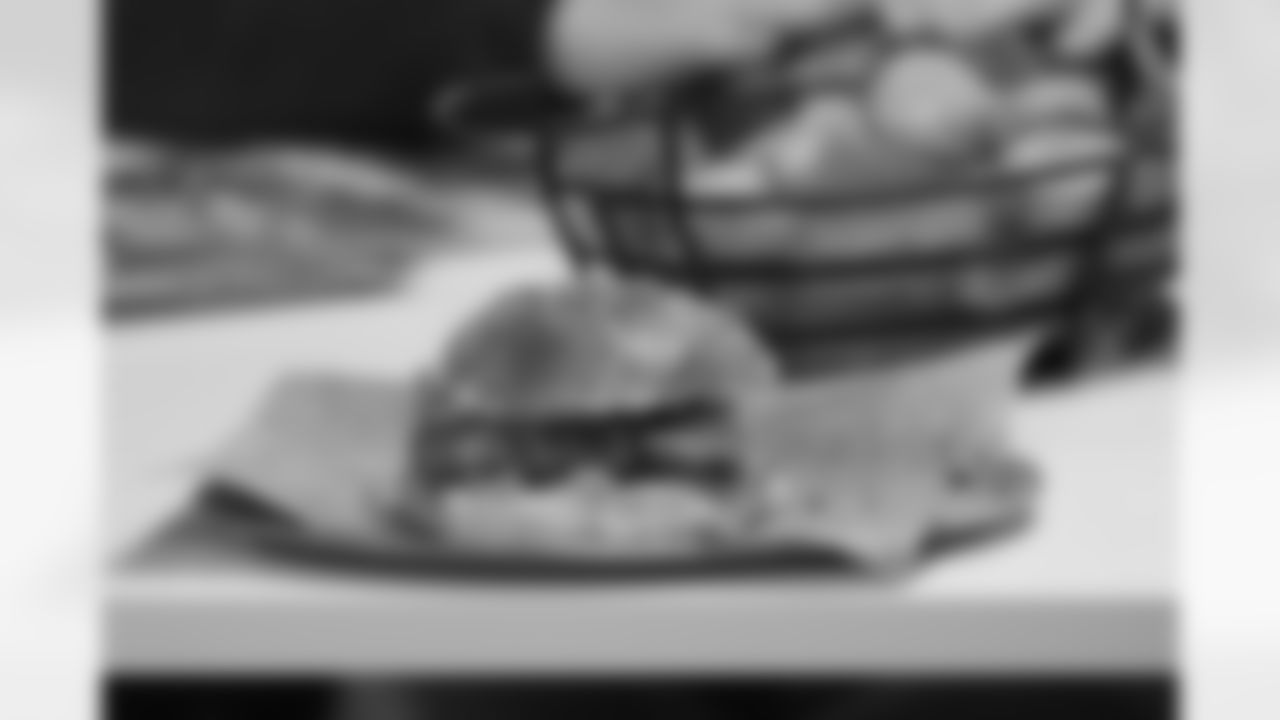 081125_GreenBayPackersHuddleLVL_SR_43