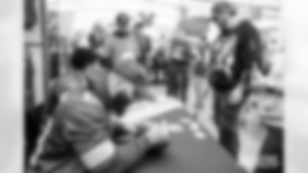 251117_Salvation Army autograph signing_ES_00025