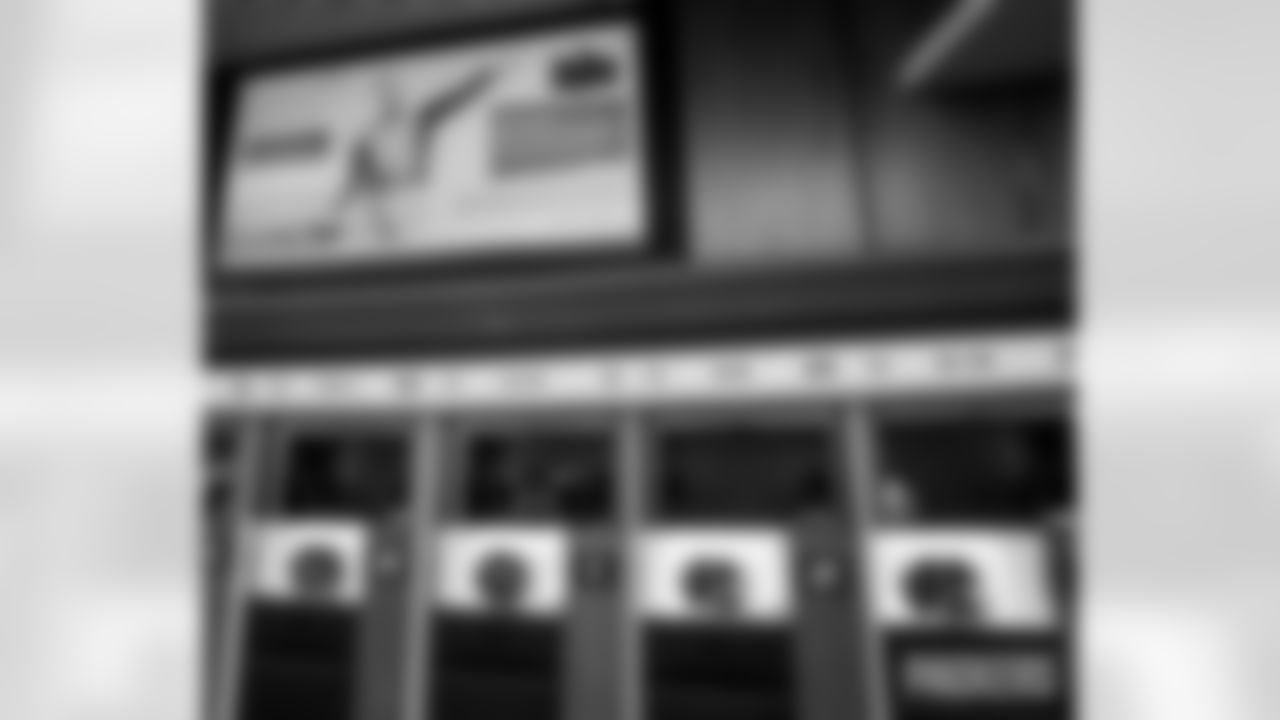 251102-packers-panthers-locker-bobber-003