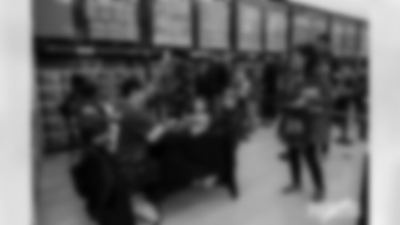 251215_Salvation Army autograph signing_ES_00722