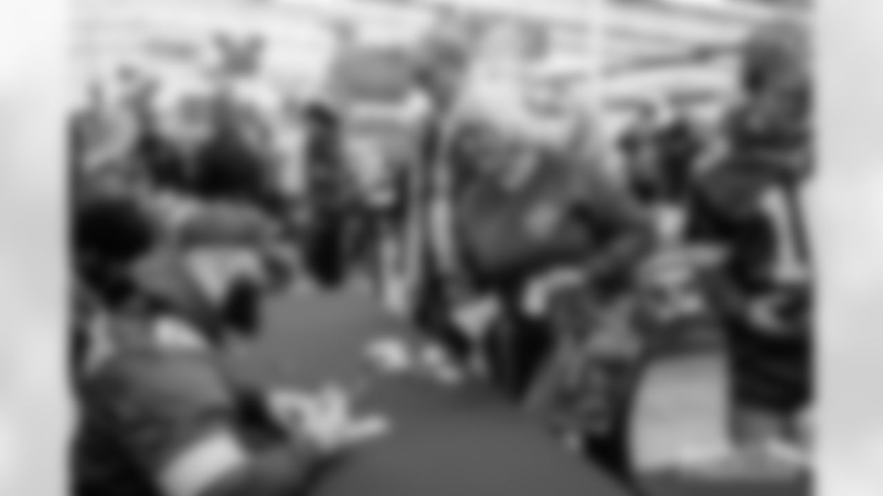 251117_Salvation Army autograph signing_ES_00029