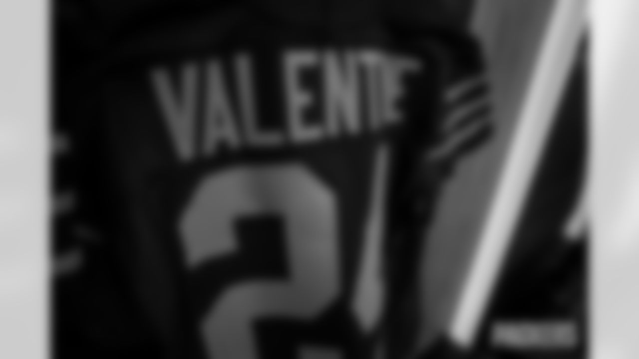 251102-packers-panthers-locker-bobber-022