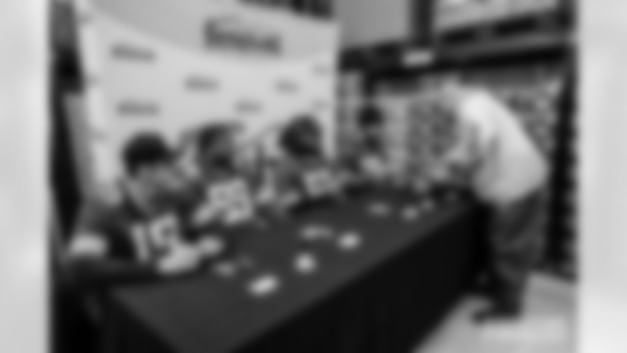 251215_Salvation Army autograph signing_ES_00383