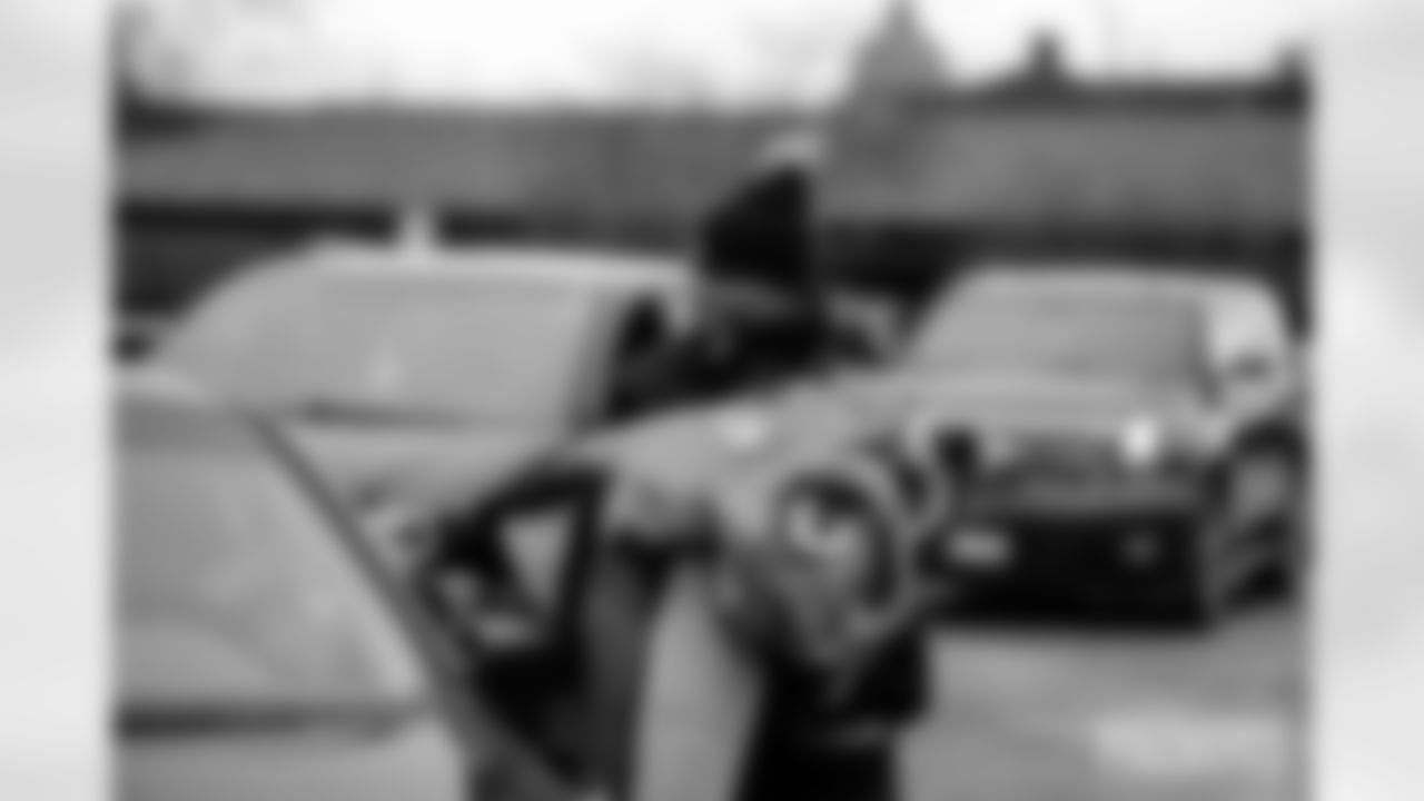 251118_Hands of Love coat drive_ES_01602