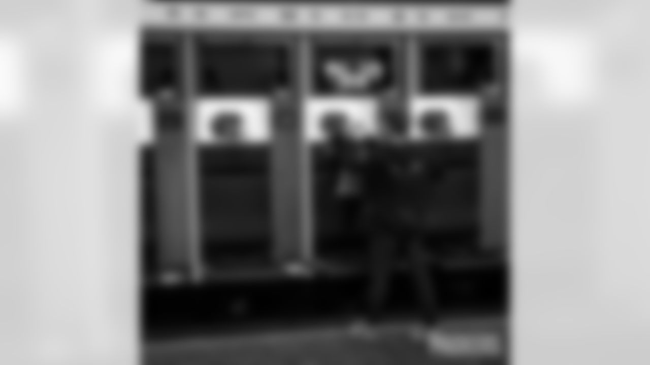 251102-packers-panthers-locker-bobber-011