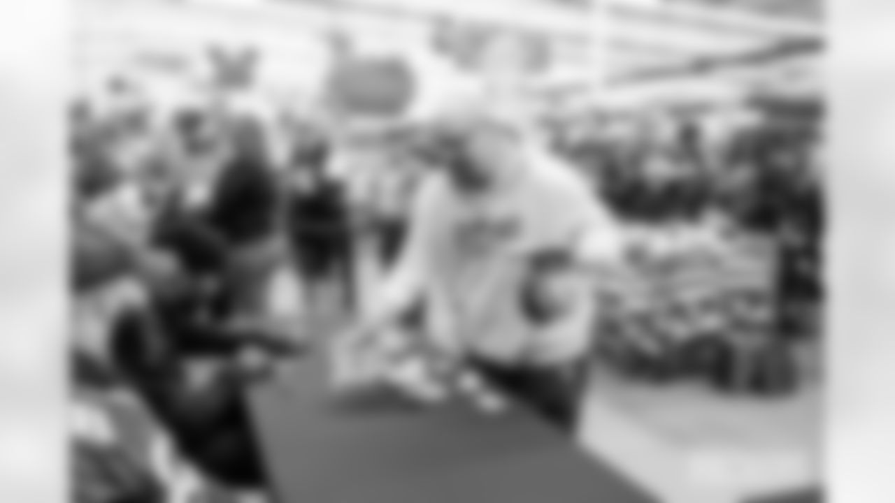 251117_Salvation Army autograph signing_ES_00024