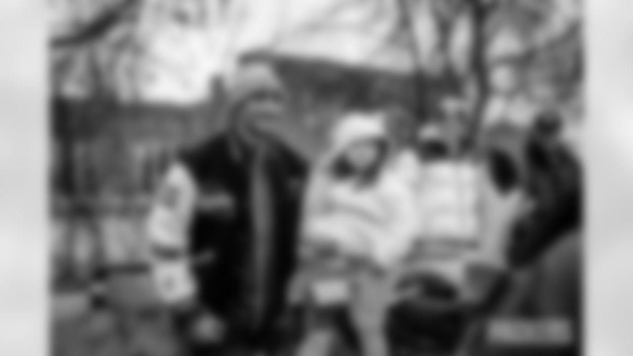 251118_Hands of Love coat drive_ES_00753