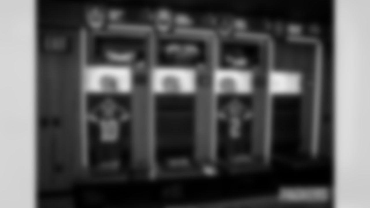 251110-packers-eagles-locker-bobber-030