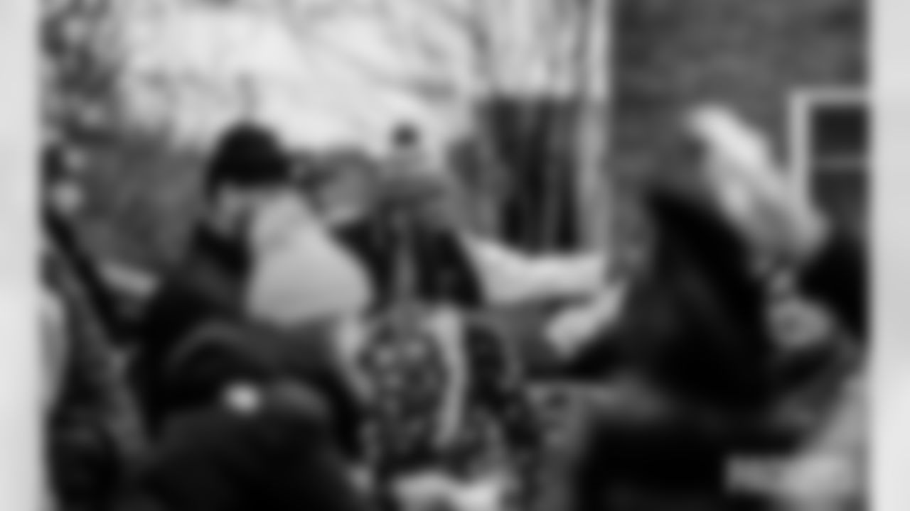 251118_Hands of Love coat drive_ES_01181