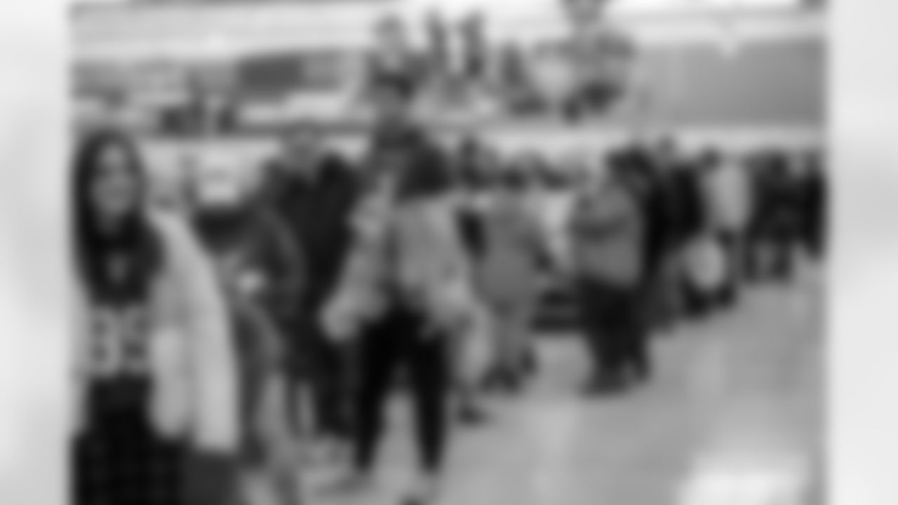 251215_Salvation Army autograph signing_ES_00498