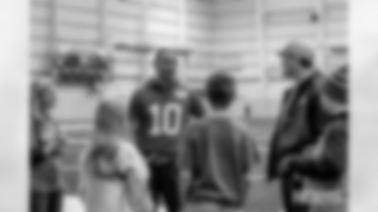 251101_Make a Wish at Practice_ES_02056