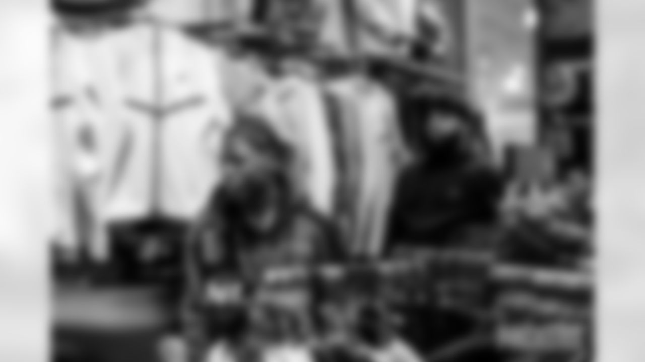 251202_Shop with a Pro_ES_00568