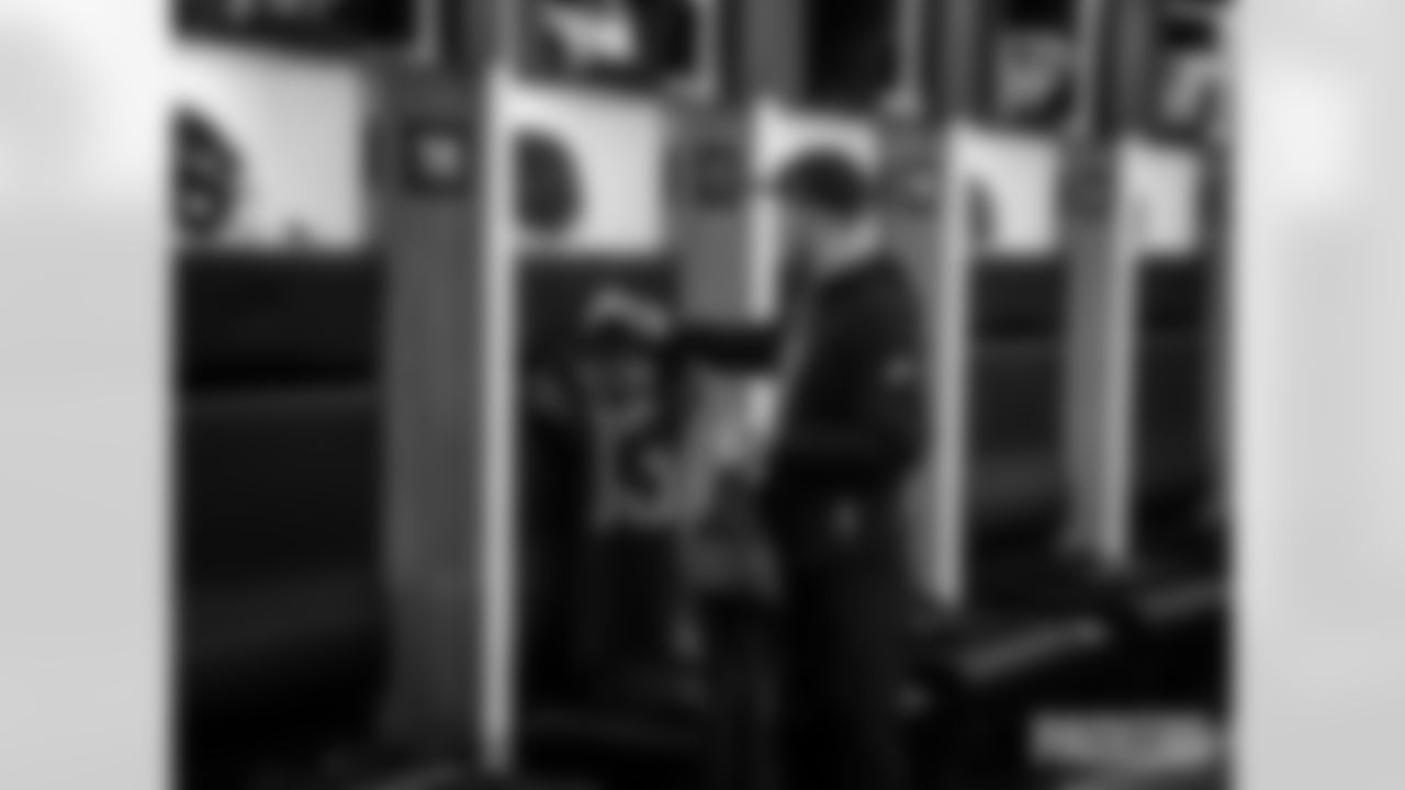 251102-packers-panthers-locker-bobber-010