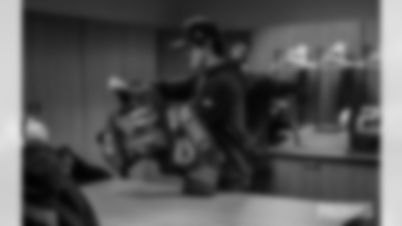 251102-packers-panthers-locker-bobber-037