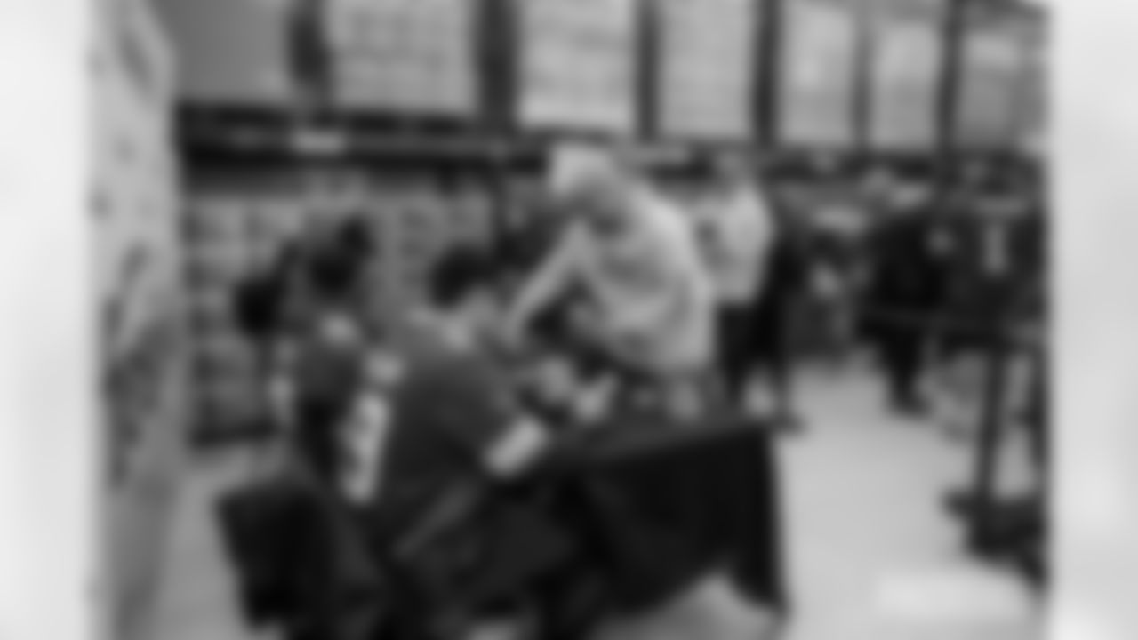 251215_Salvation Army autograph signing_ES_00457