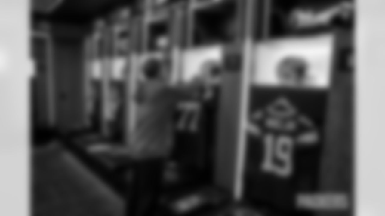 251110-packers-eagles-locker-bobber-009