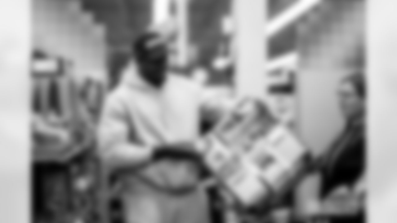 241210-Meijer-Shopping-A-EP-012