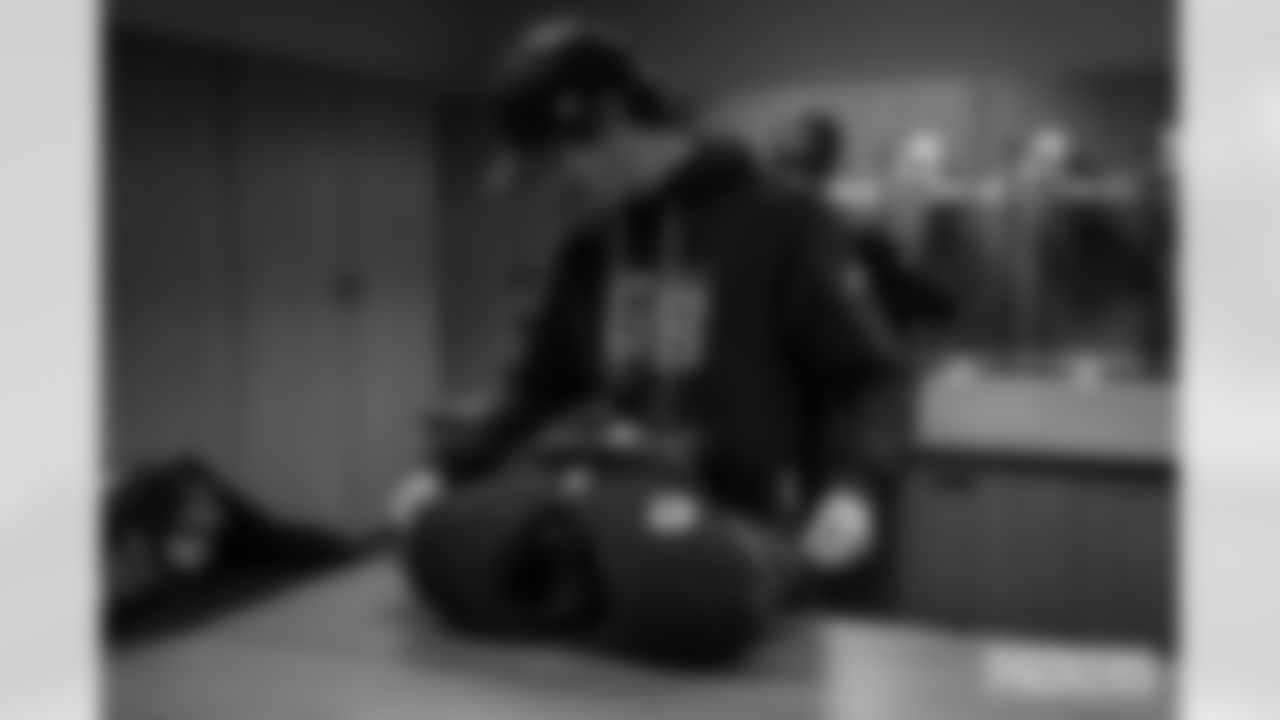 251102-packers-panthers-locker-bobber-041