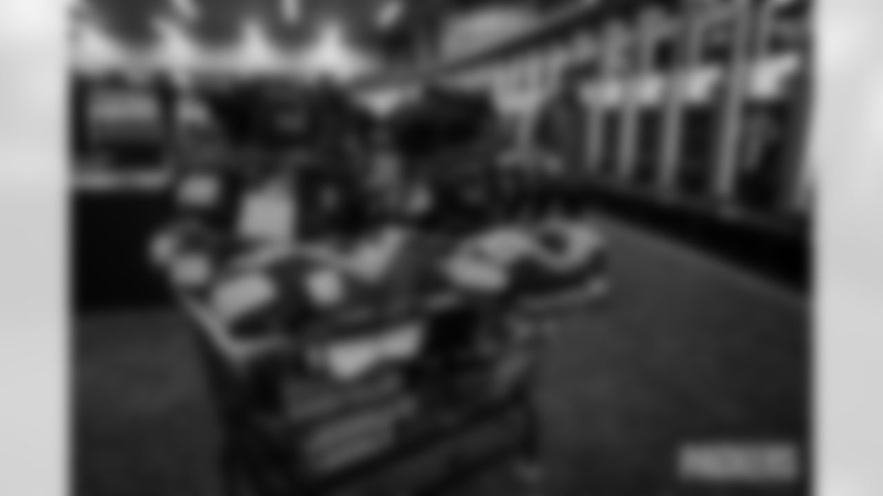 251110-packers-eagles-locker-bobber-018