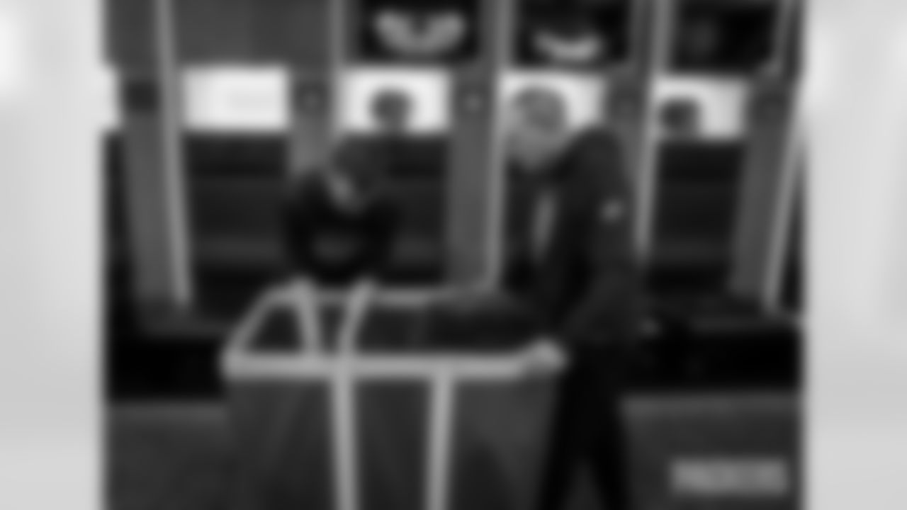 251102-packers-panthers-locker-bobber-004