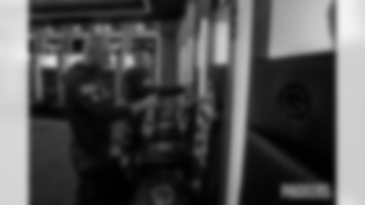 251110-packers-eagles-locker-bobber-006