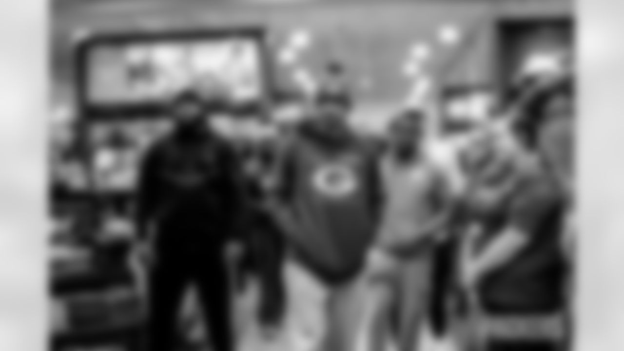 251202_Shop with a Pro_ES_00083