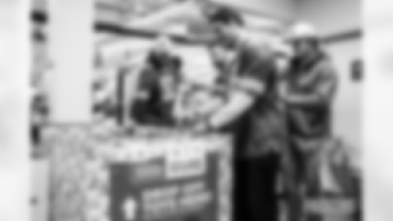 251201_Salvation Army autograph signing_MM_1978