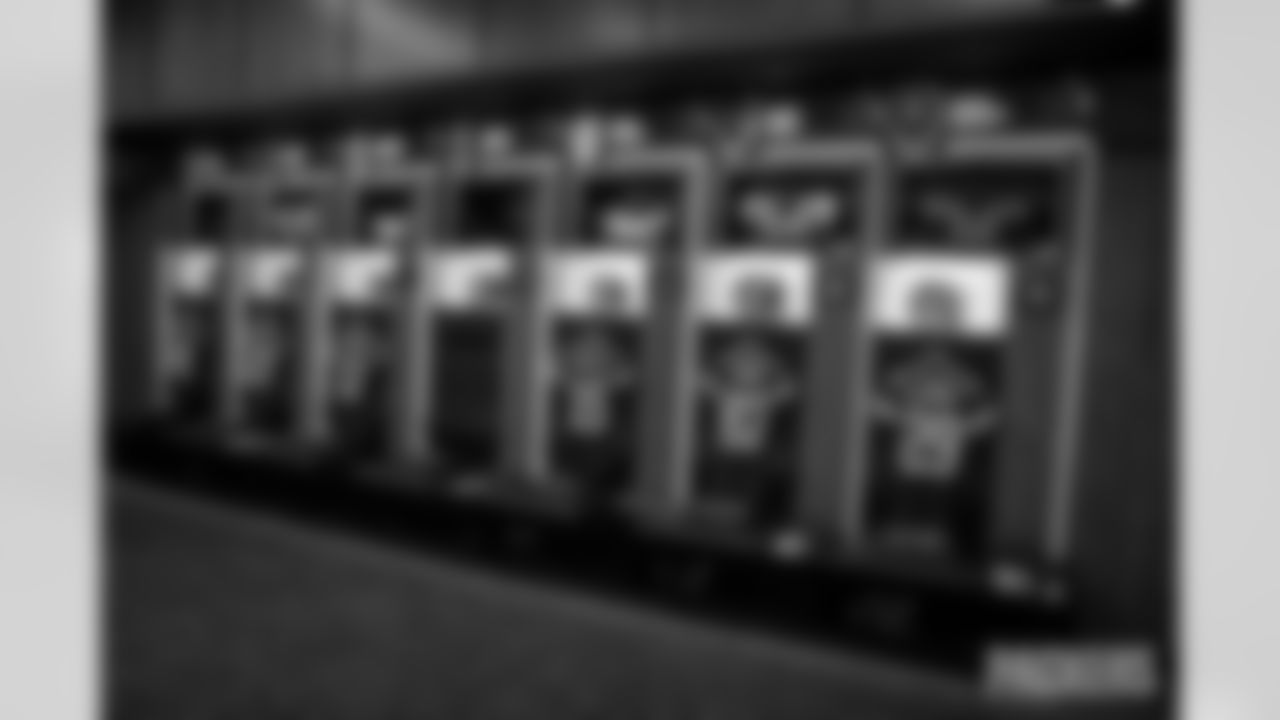 251110-packers-eagles-locker-bobber-029