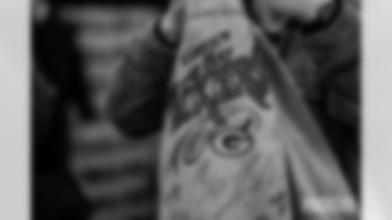 251215_Salvation Army autograph signing_ES_00540