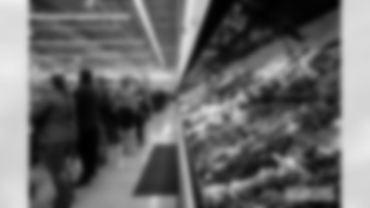 251215_Salvation Army autograph signing_ES_00743