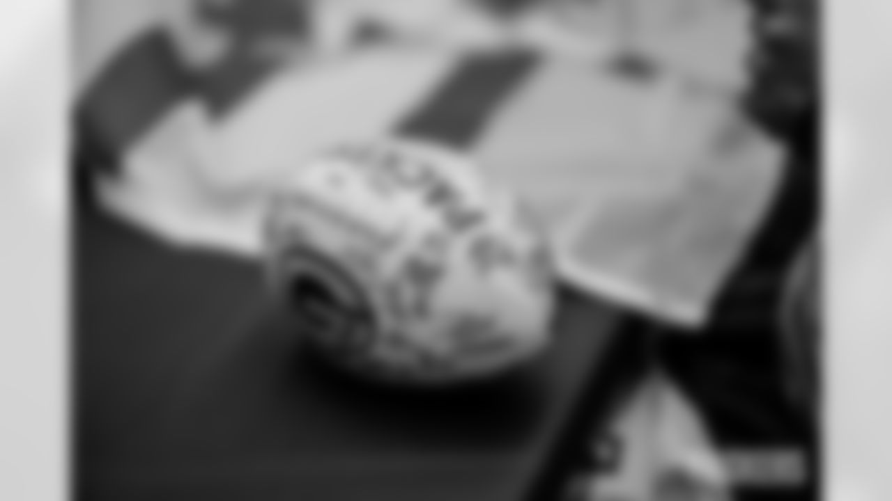 251117_Salvation Army autograph signing_ES_00007