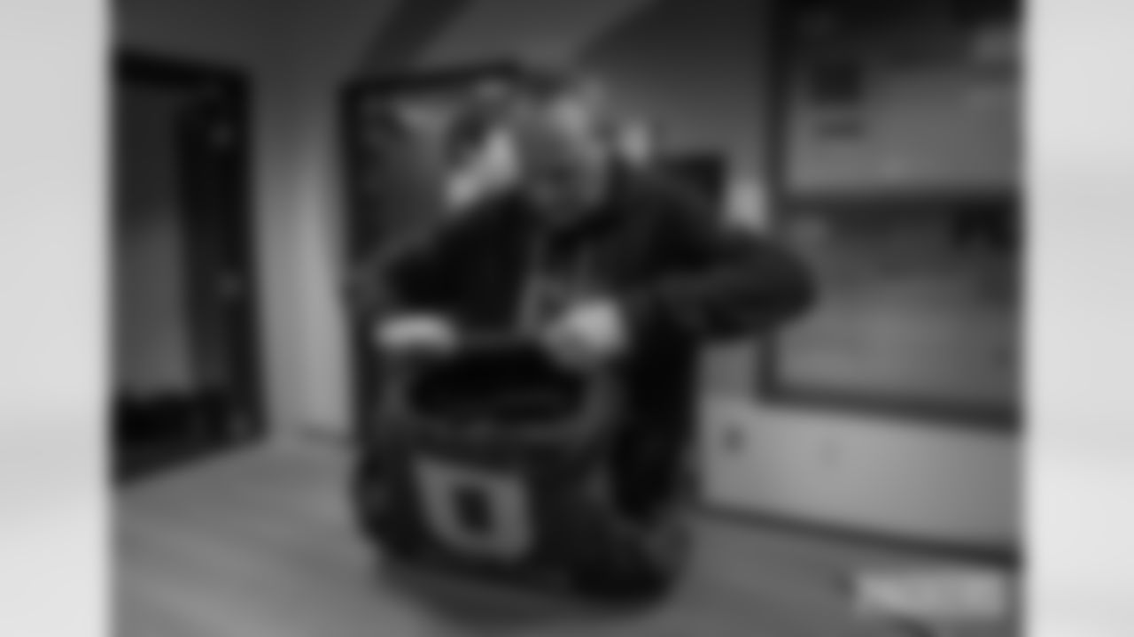 251102-packers-panthers-locker-bobber-035