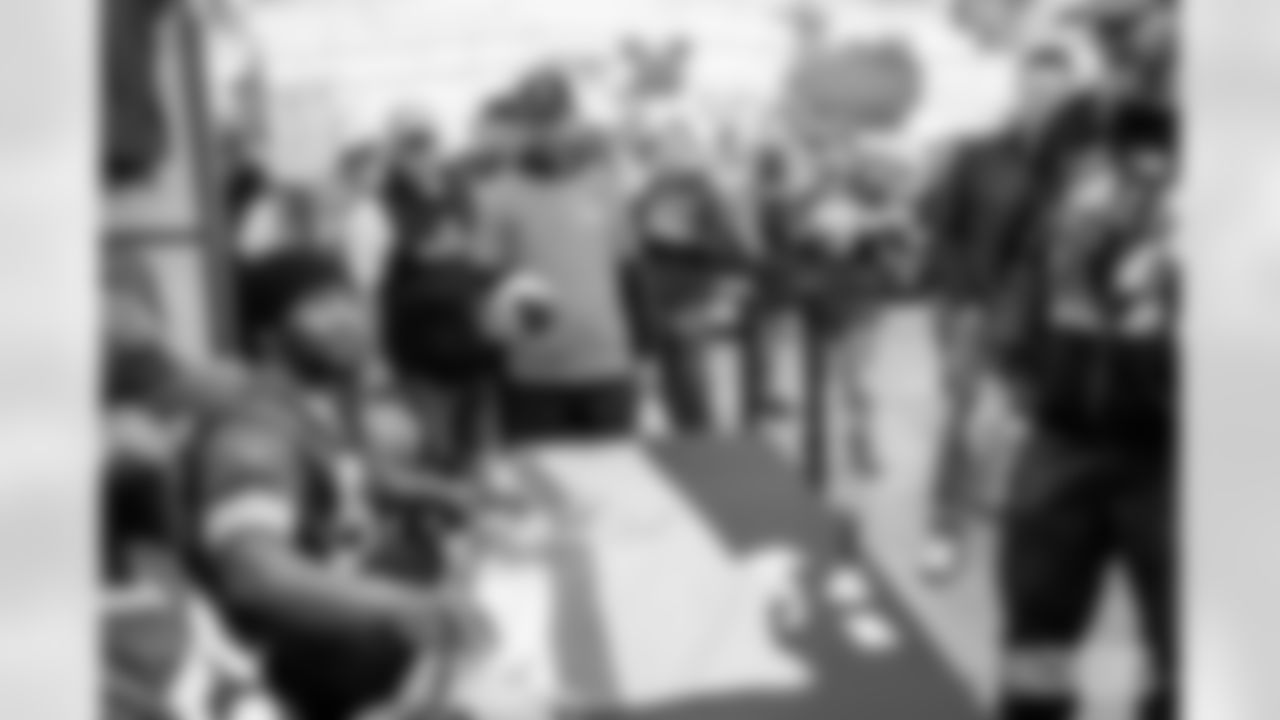 251117_Salvation Army autograph signing_ES_00026